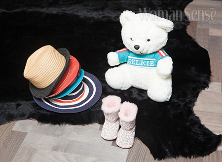 패션을 완성하는 다양한 종류의 모자, 매일 꼭 껴안고 자는 곰 인형, 앙증맞은 핑크 컬러 부츠까지, 태희가 공개한 애장품 컬렉션. 
