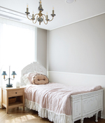 여느 프랑스의 가정집을 연상시키는 첫째 딸 방. 바로크 시대의 화려한 조각을 연상케 하는 화이트 침대와 앤티크 조명, 그리고 따스한 햇살이 바라보는 것만으로 그저 평화롭다.