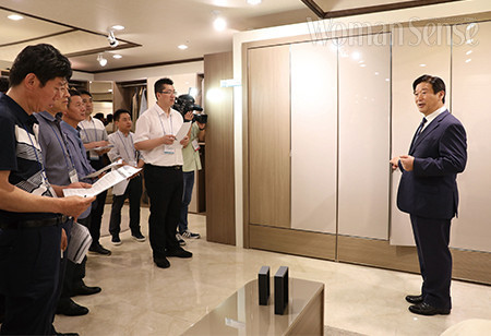 김경수 회장이 새로운 빌트인 옷장 시리즈를 설명하고 있다.