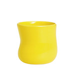 손잡이 대신 움푹 파인 디자인이 독특한 옐로 컬러 컵. 2만원대 케흘러 by 르위켄.