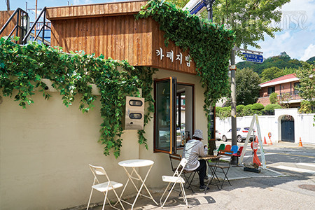 졸리는 삼청동 일대를 관광하며 ‘카페 지밥’을 방문했다. 