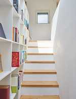 다락으로 향하는 계단 옆에는 책장을 놓아 건축 관련 책을 전시했다. 계단에 앉아 책을 보거나 영감을 받는 장소 중 하나. 