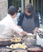 백인분이 넘는 요리를 준비하느라 이틀밤을 꼬박 새운 이혜승씨와 친구들.