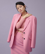 핑크 리브 니트 카디건 가격미정 나인, 퍼프 숄더 디자인의 오버핏 재킷 39만8천원·미디스커트 21만8천원 모두 알에스나인 서울, 화이트 플라워 링·핑크 플라워 링 각각 1만9천원 모두 리타모니카. 