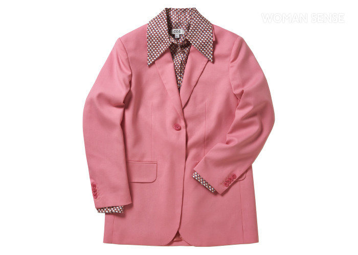 이너로 레이어드한 프린트 셔츠 13만5천원 코스, 산뜻한 핑크 컬러의 싱글버튼 블레이저 19만원 아르켓, 