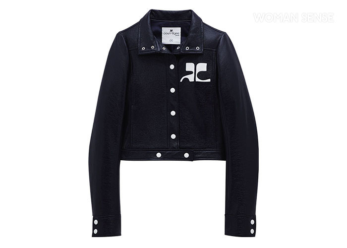 로고 포인트의 레더 재킷 1백35만원 꾸레주 by 분더샵.