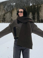 의상과 같은 컬러의 스카프를 더해 간결한 룩을 보여준 모델 켄달 제너. @kendalljenner
