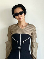방송인 김나영은 날렵한 실루엣의 블랙 선글라스를 선택해 패션 피플의 면모를 과시했다. @nayoungkeem