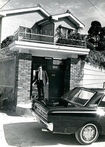 1967년부터 1974년까지 살았던 성북동1가 집 대문<주간경향>(1970). 