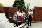 평창동 499-3 대문 앞에서 찍은 가족사진(1993년). 현재도 이곳에 거주 중이다.