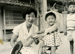 한강로 집 앞에서 강 관 장과 딸(1962년). 