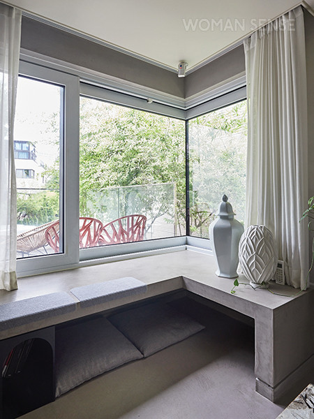창밖의 풍경을 즐기거나 밑에서 휴식 취하는 걸 좋아하는 반려견들을 위한 윈도 시트.
