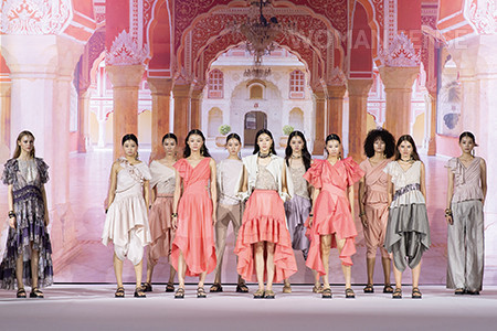 2024 S/S 서울 패션 위크에서는 ‘미스틱 인디아(Mystic India)’를 테마로 컬렉션을 선보였다.