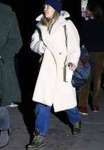 배우 케이트 허드슨은 화이트 퍼 코트와 컬러 매치가 돋보이는 카키빛 워커로 룩을 마무리했다.